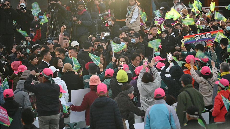 候補者（写真中央）が会場に到着すると、集まった市民が盛んに写真を撮っていました＝12月24日、台北（ＮＮＡ撮影）