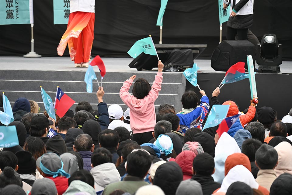集会に家族で参加している市民も多く、小さな子どもが旗を振っていました＝12月17日、桃園（ＮＮＡ撮影）