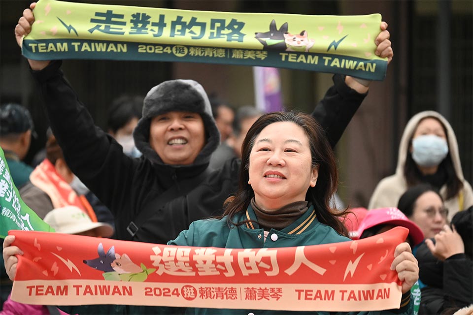 候補者を応援するタオルを掲げる支持者＝12月24日、台北（ＮＮＡ撮影）