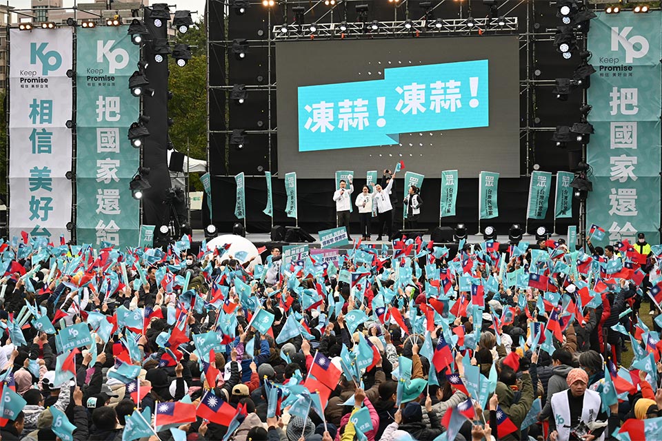 選挙集会で「凍蒜」と叫ぶ支持者たち＝12月17日、桃園（ＮＮＡ撮影）