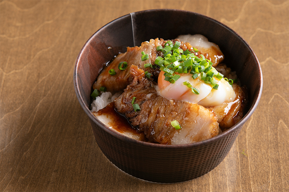 角煮丼 県産ブランド（りんどうポーク）を使い、すぱいす「おうちでCOOK」の料理研究家が考案したオリジナル料理