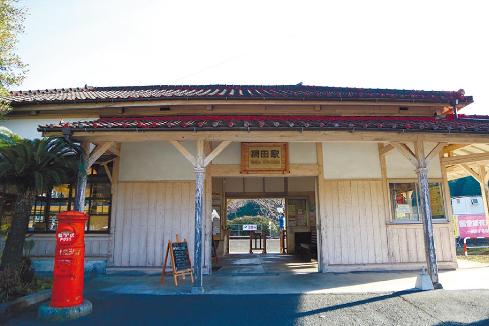 明治時代に建てられた現存する熊本県最古の駅舎。郵便ポストや電話ボックスなどレトロムード満点。店内には柱時計の音が響きます