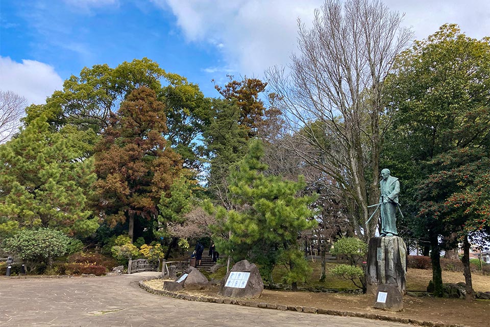 二刀を携えた宮本武蔵の銅像がある「武蔵塚公園」。食後に散策してみるのもおすすめです