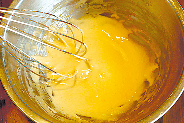 ボウルに卵黄と砂糖9g、薄力粉を入れ、泡立て器でよくすり混ぜる。白っぽくトロリとなったらOK