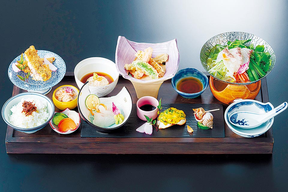 「月替わりランチ」1800円。3月は鯛（たい）鍋やれんこんまんじゅう、刺し身、天ぷらなどを味わえます。お代わり自由のあら炊き付きです