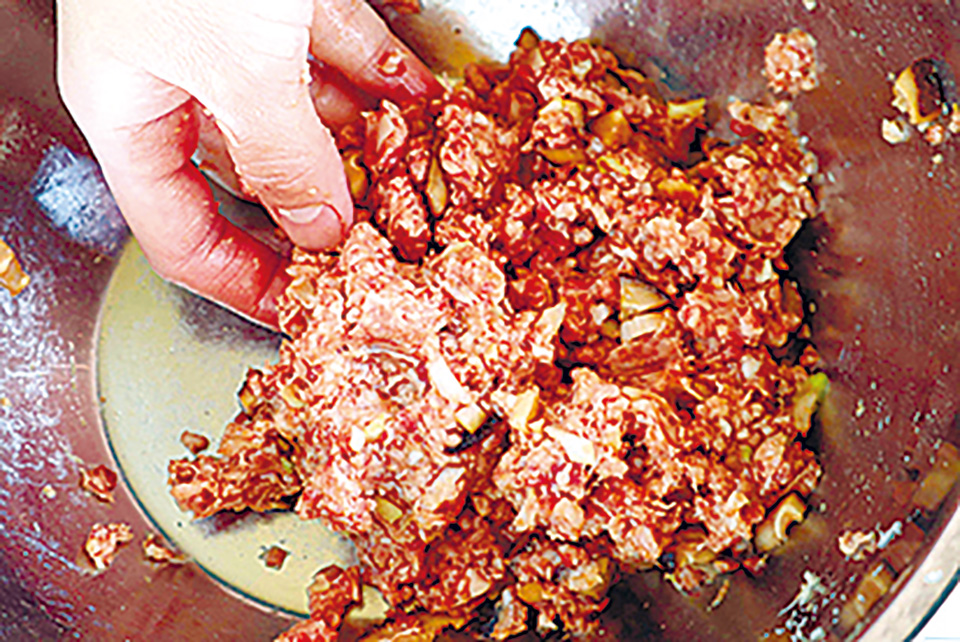 豚ひき肉に、（1）のシイタケと白ネギ、すりおろしたショウガ、しょうゆ、砂糖、塩、こしょうを加え、よく混ぜる。