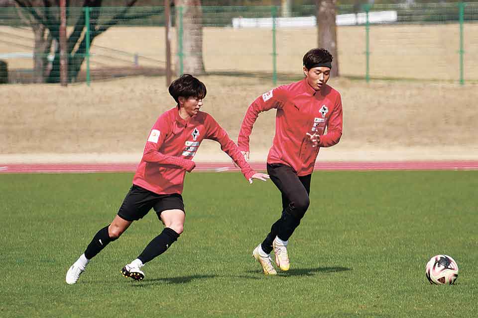 第3節愛媛戦で今シーズンの初勝利に貢献した古長谷千博選手（左）とベ・ジョンミン選手