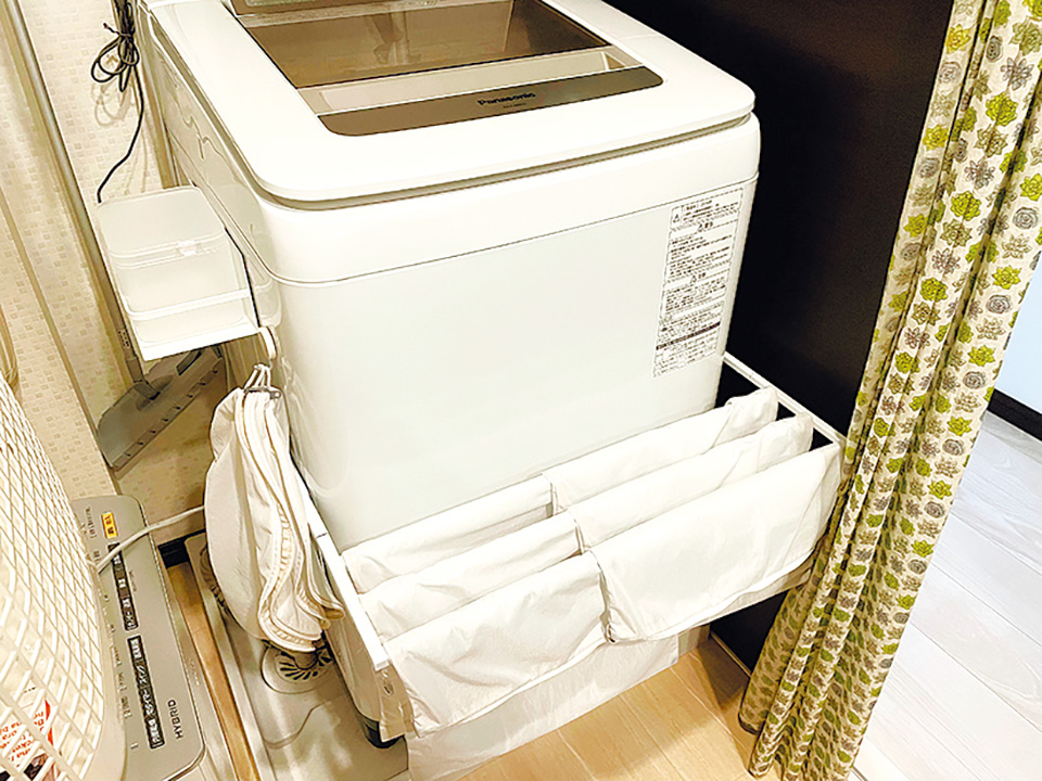 洗濯機にマグネットタイプのタオル掛けとS字フックを取り付け、掛けて収納 高さもちょうど良い ！