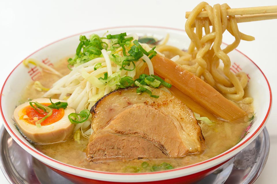 ガツンと濃厚な豚骨醤油スープに自家製太麺が絡む平山亭「ラーメン」（八代市）