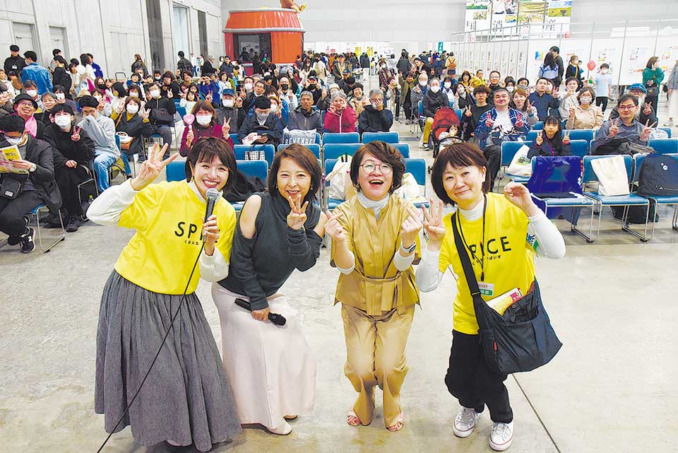 「子育てトーク」の出演メンバーと来場者で記念撮影。左から村上美香さん、桜田幸子さん、荒木直美さん、おまけの編集長・弥