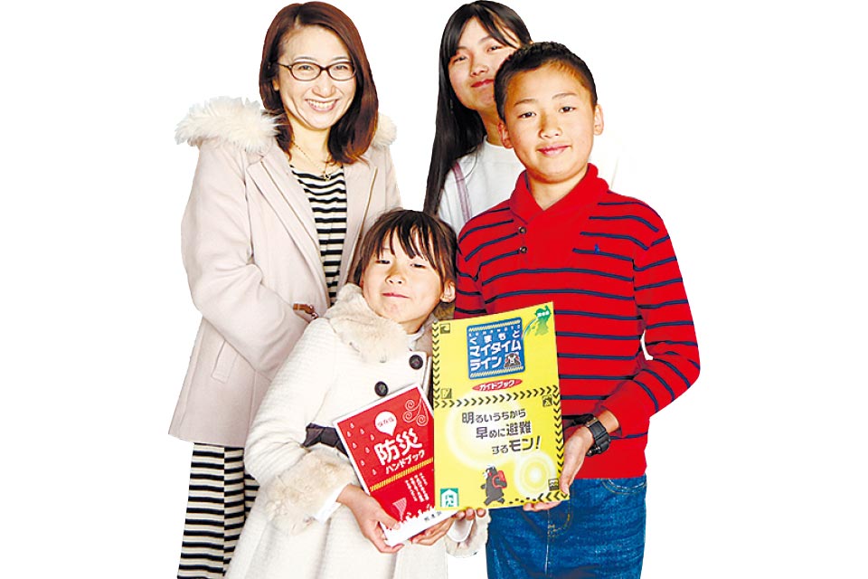 山本さん家族と震災ミュージアムを巡りました熊本市内の自宅で熊本地震を経験した山本さん家族。左から山本里美さん（43）、里帆さん（6）、海帆さん（15）、裕大さん（10）