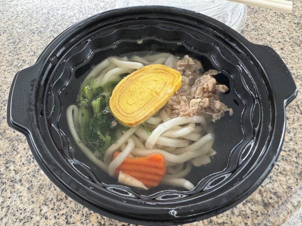 セブン―イレブンと加賀屋のコラボ商品である牛肉うどん（99元）。だしが特においしかったです＝６月６日（ＮＮＡ撮影）