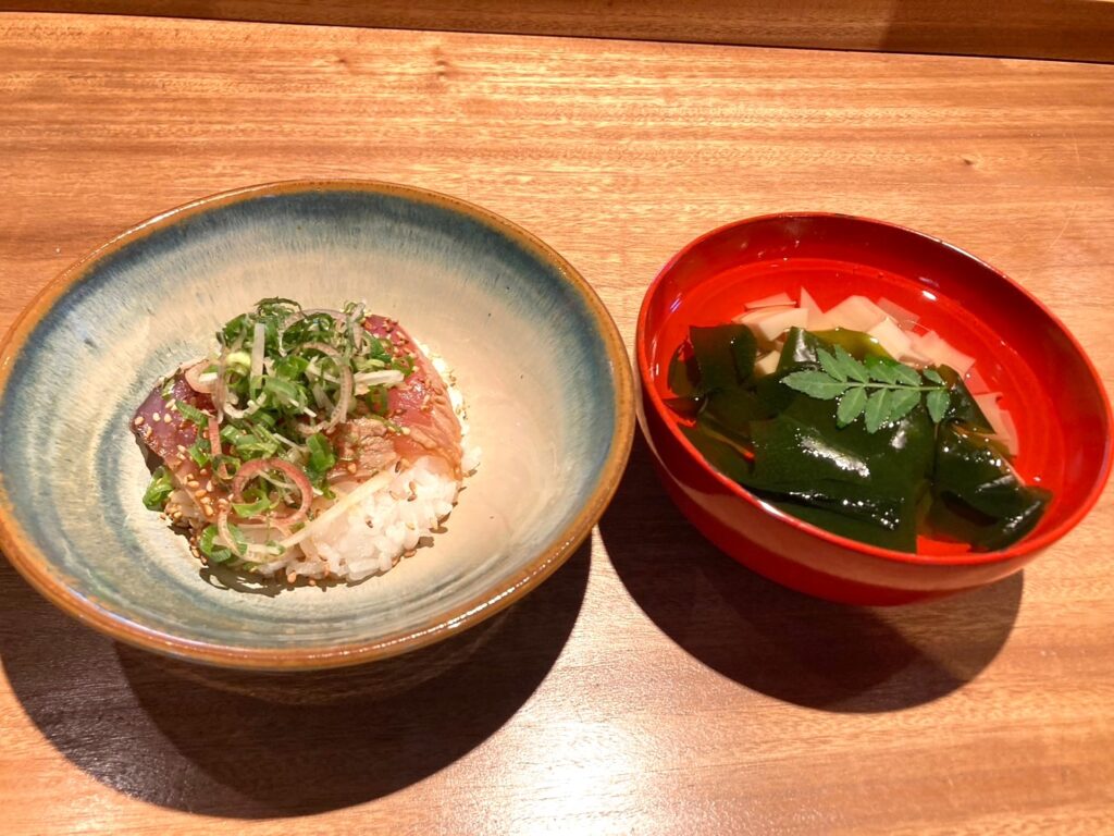 レストラン＋カフェいろはのヅケ丼とお椀