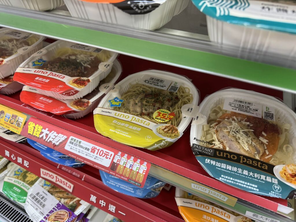 コンビニで販売されている各種のサンドイッチ、ハンバーガー、スパゲティなど＝５月31日、６月５日（ＮＮＡ撮影）