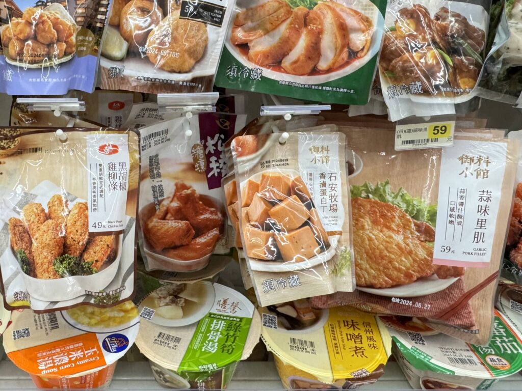 コンビニで販売している台湾小吃。電子レンジで温めて食べます＝６月７日（ＮＮＡ撮影） 