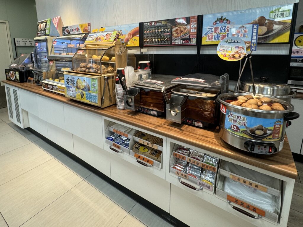 コンビニのホットスナック売り場＝６月７日（ＮＮＡ撮影）