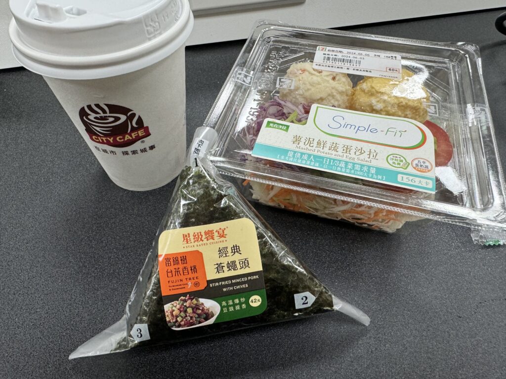 セブン―イレブンと「富錦樹台菜香檳」のコラボおにぎりとポテトサラダ（60元）、店内で販売しているアイスコーヒーを味わいました＝６月４日（ＮＮＡ撮影）