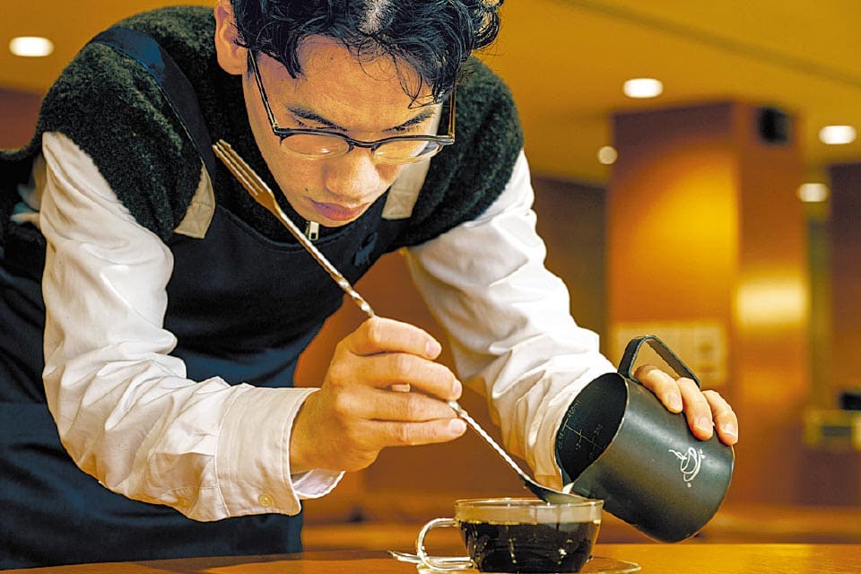 ハンドドリップ大会で日本一になった経験があるオーナーが美しい層を作るため、一滴ずつ丁寧にクリームを注ぎます