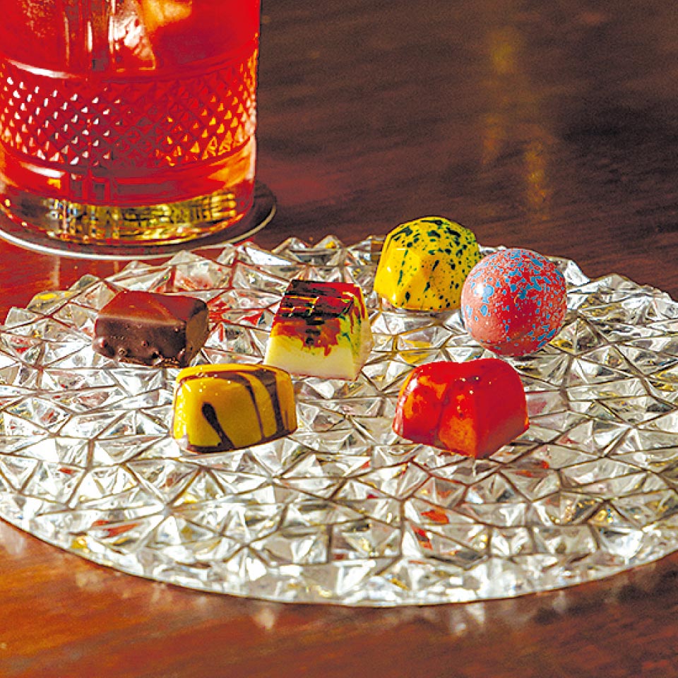チョコレート＆カクテルバーセプティグラスの宝石のような美しさを放つチョコレート