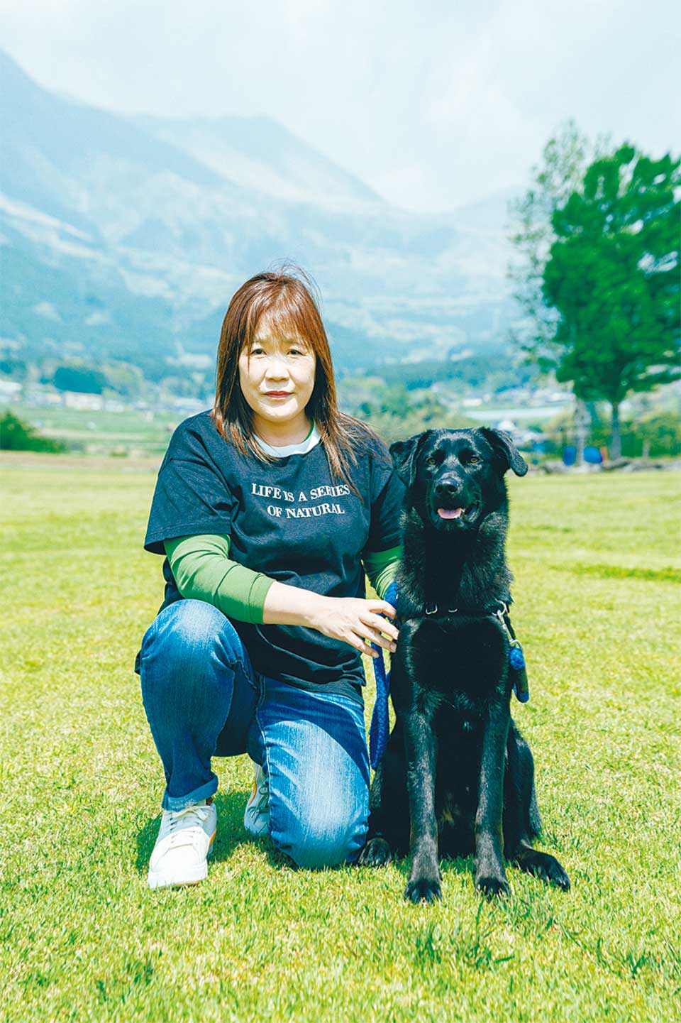 緒方 さよりさん 1969年、阿蘇市生まれ。地元の看護専修学校を卒業後、熊本市内や阿蘇市内の病院に勤務。2021年、両親を在宅介護するため退職。23年、犬猫のフードを製造販売する「きいのONEスプーン」を長女と立ち上げる。南阿蘇村で長男と愛犬2匹と暮らす。