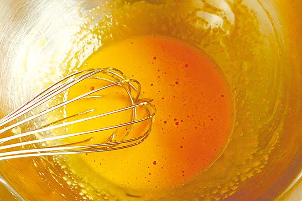 卵黄と砂糖10gを泡立て器でよくすり混ぜる