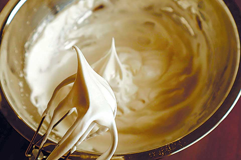 別のボウルに卵白と砂糖30gを入れてハンドミキサーで泡立て、ピンと角が立つ硬いメレンゲを作る。