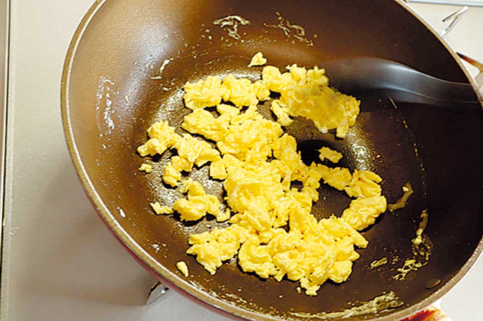 卵は溶き、サラダ油を熱したフライパンでいり卵を作り、いったん取り出す。