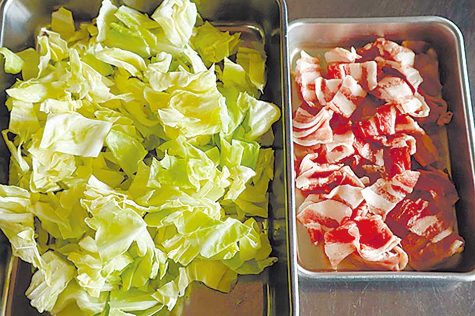 豚バラ肉は1～2cm幅に切る。キャベツは2cm幅に切る。