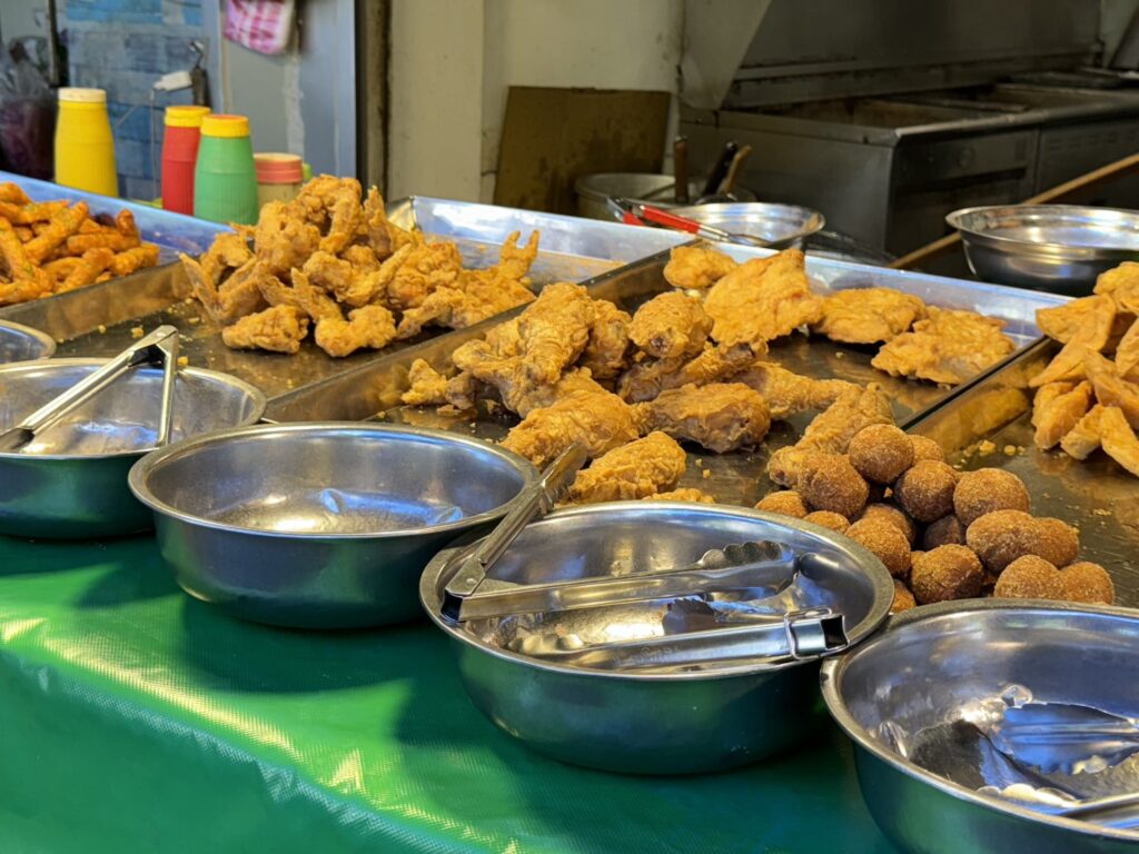 双連朝市では揚げ物も販売しています＝７月５日（ＮＮＡ撮影）