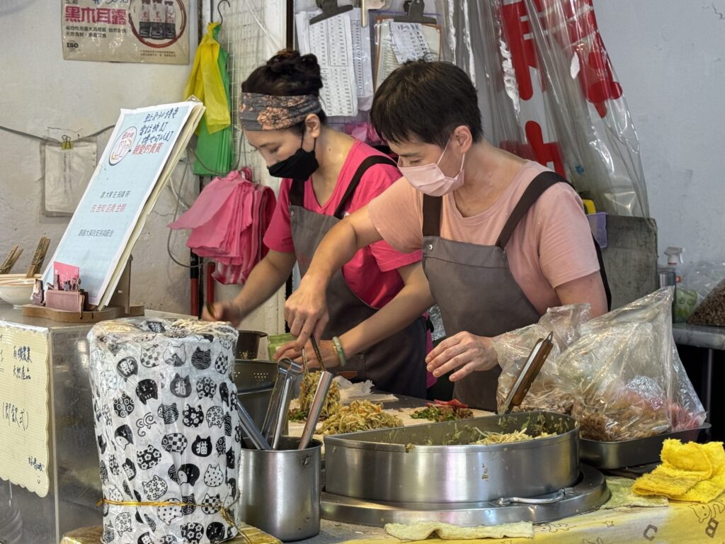 人気の「潤餅」店。潤餅とは、薄いクレープ状の生地で野菜、豆干（硬めの食感の豆腐）、少量の肉を包みます。ピーナツの粉末やパクチーなどで味を調えます。この店では一つ55台湾元（約270円）＝７月５日（ＮＮＡ撮影）