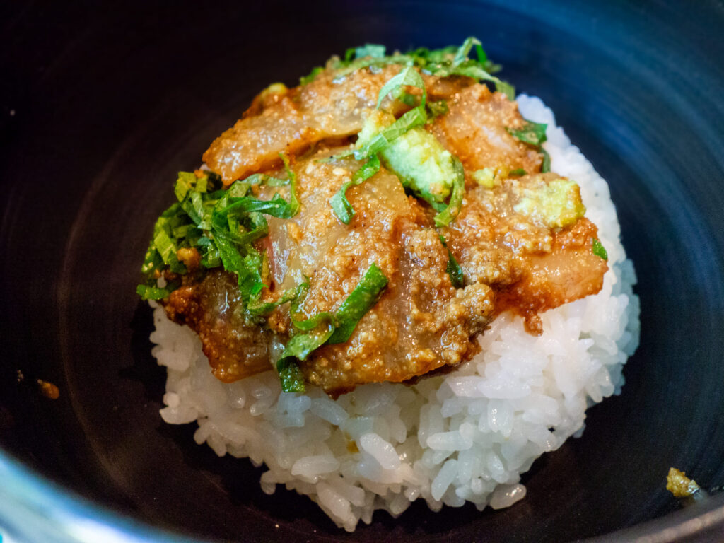 えのきぞの ご飯の上にごま醤油漬けされた鯛をトッピング