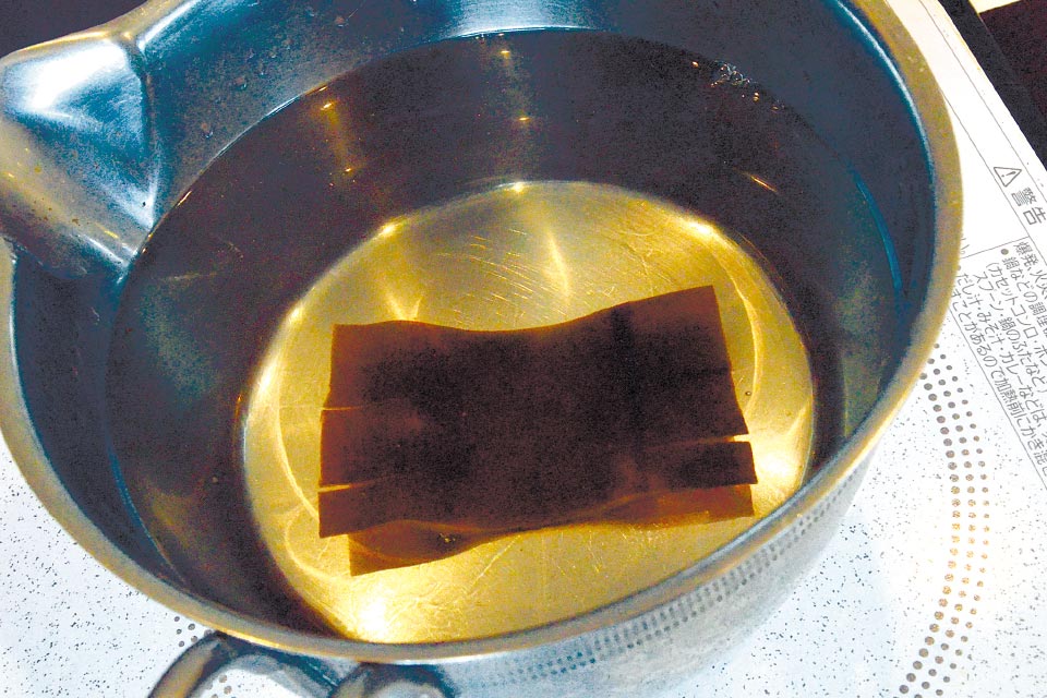 鍋に水と昆布を入れ、冷蔵庫で一晩置く。火にかけ、沸騰寸前で昆布を取り出す。