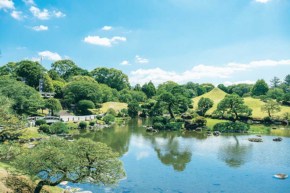 水前寺成趣園では、同法人が土・日曜の10〜14時に無償ボランティアガイドを行っています