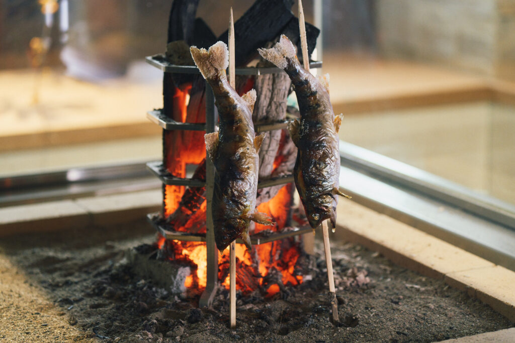 カウンター席を利用すると、目の前でヤマメを炉端焼きしてくれる
