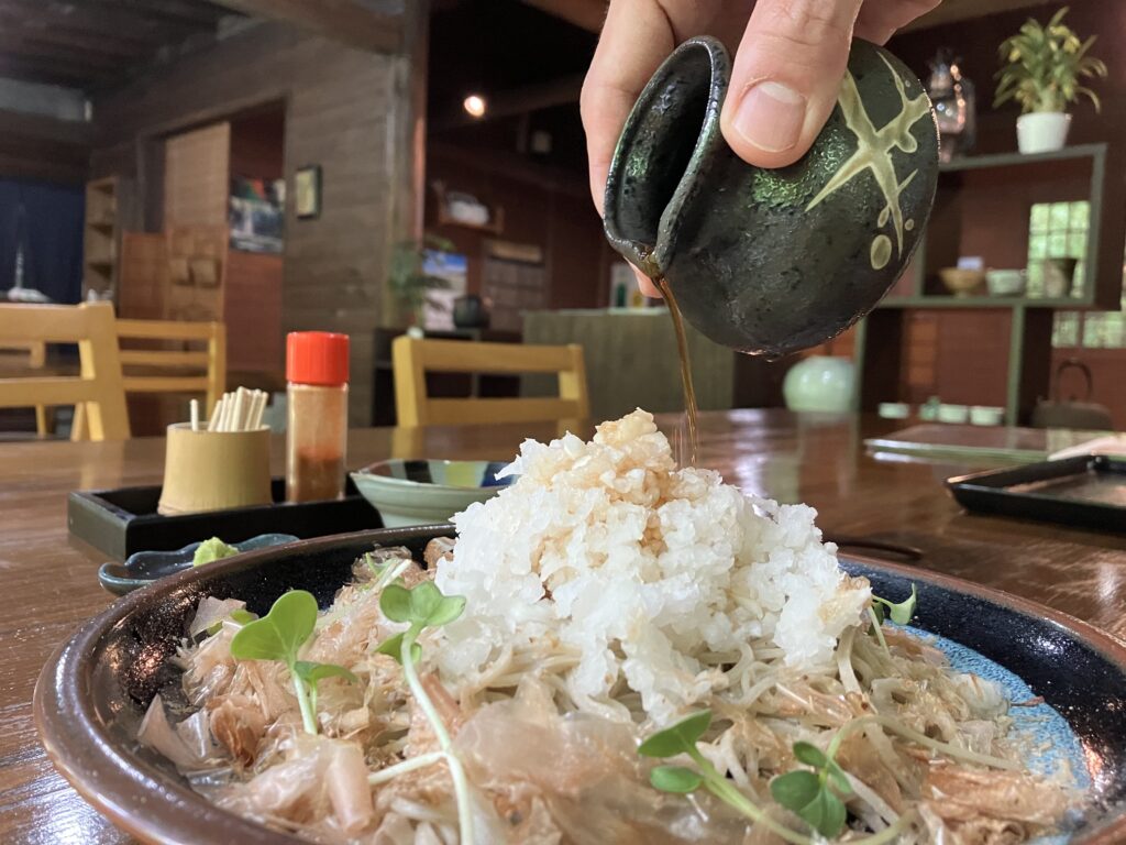 鬼おろし蕎麦につゆをかけている様子