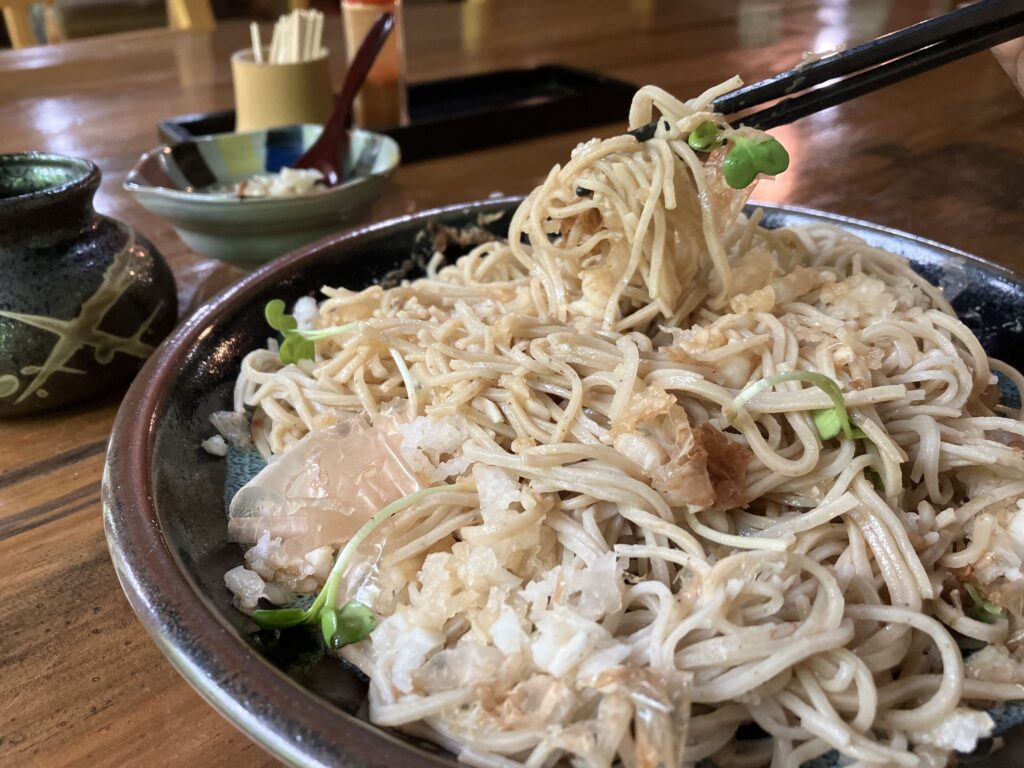 「鬼おろし蕎麦」の麺を持ちあげている様子