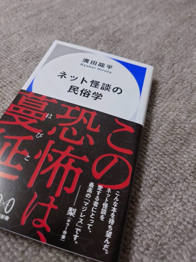 必ず1冊は入れている「文庫本」