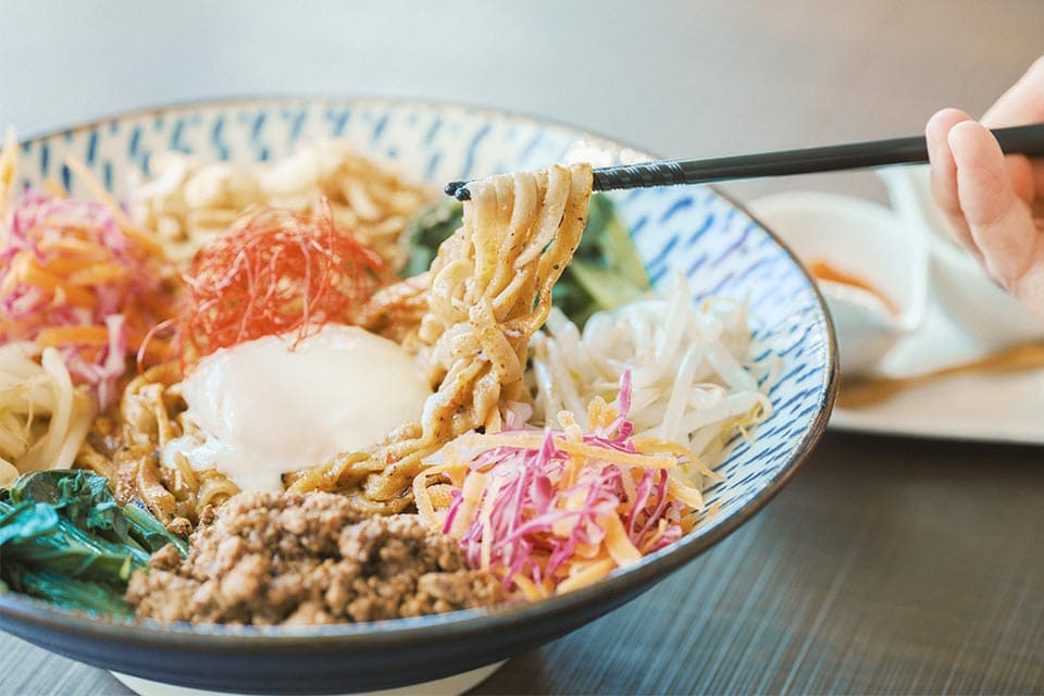 大阪から取り寄せているというこだわりの平打ち麺。全粒粉を使ったモチモチの食感が人気です。