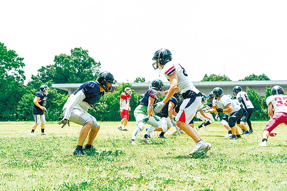 「エミナースフィールド」（益城町）で練習に励む選手たち