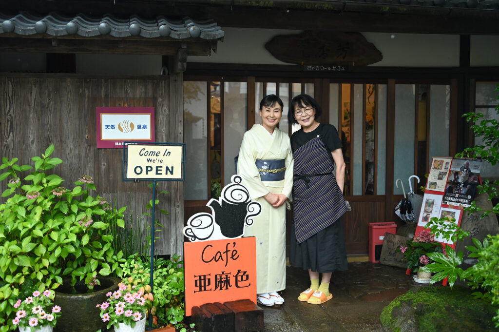 「カフェ亜麻色」の店主と女将