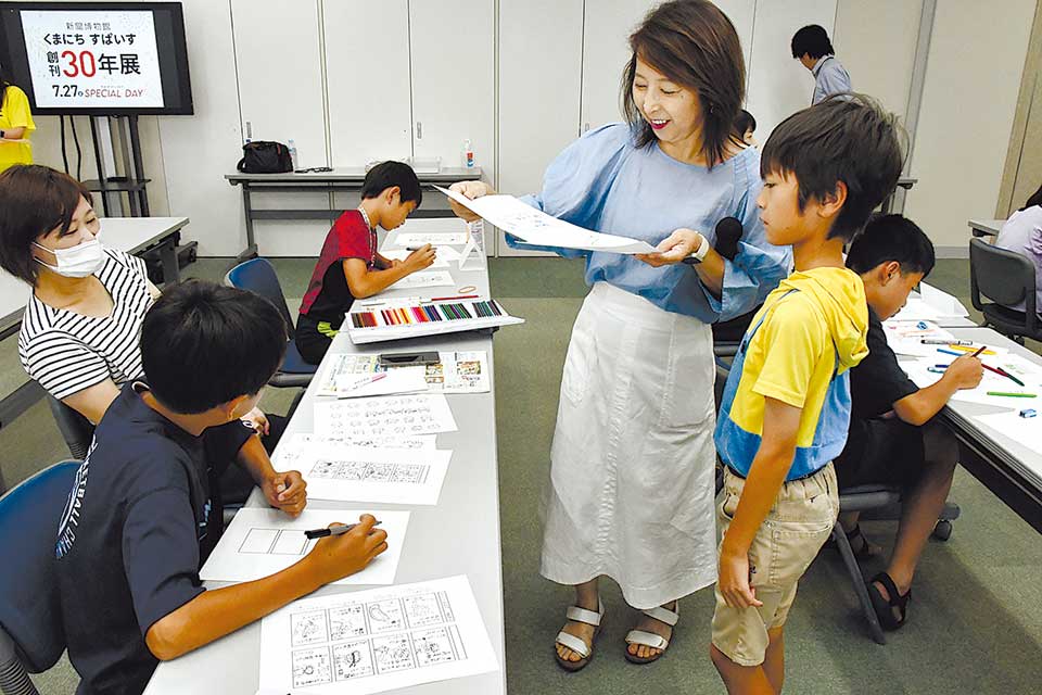 作品のアドバイスをする桜田幸子さん（中央）