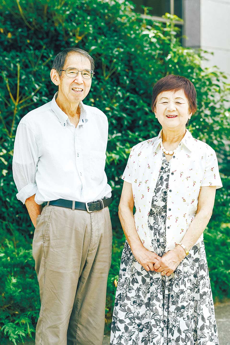 長谷川律子さん（右）
1949年、城南町（現南区城南町）生まれ。2000年から「くまもとよかとこ案内人の会」に所属し、熊本城などでボランティアガイドをする。
道家荒機さん
1949年、下益城郡砥用町（現美里町）生まれ。東京で会社員として働いた後、熊本市に戻り30代で古本業を立ち上げ長く携わる。