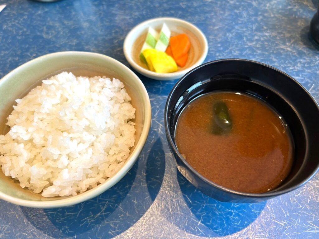 ご飯と赤だし