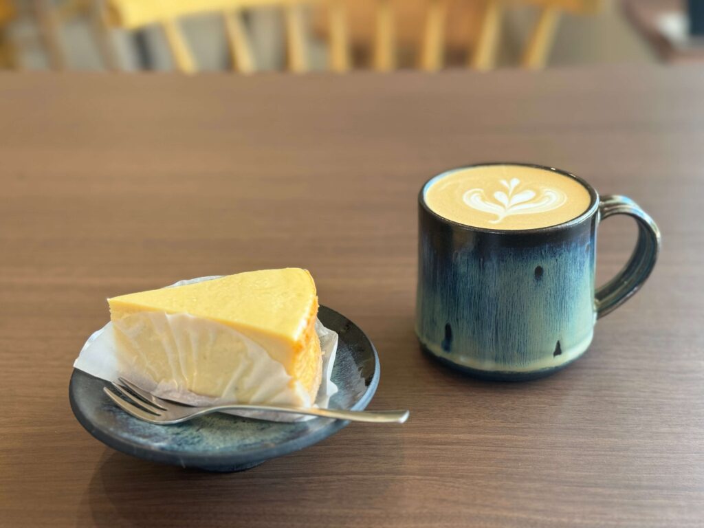 青みがかかった器にチーズケーキとHotのカフェラテ