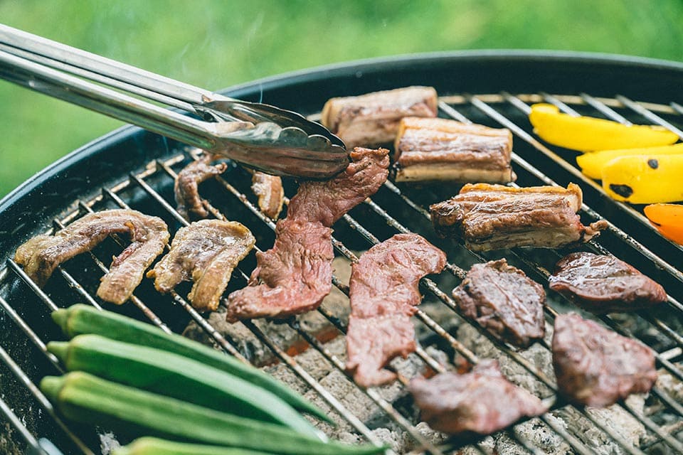 食中毒を防ぐために、生肉を触ったトングで焼けたお肉を皿に取ったり、他の食材を触ったりしないようにしましょう。