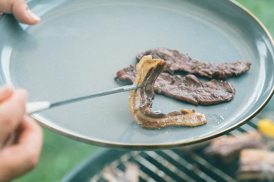 食中毒を防ぐために、生肉を触ったトングで焼けたお肉を皿に取ったり、他の食材を触ったりしないようにしましょう。