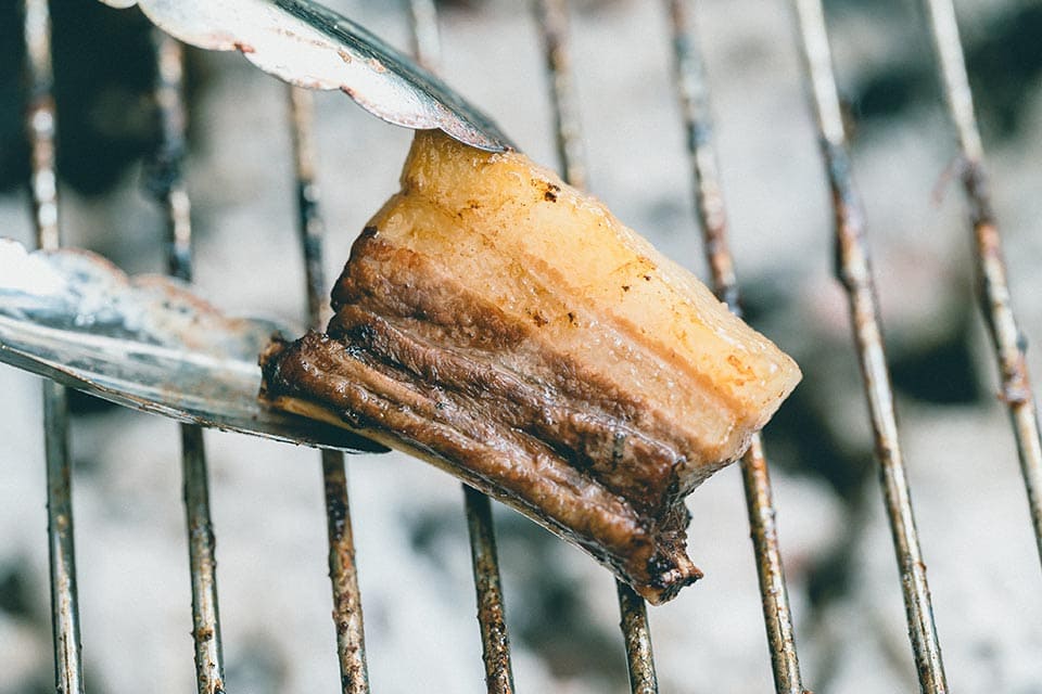 スペアリブなどの骨付き肉は、骨の周りが火が通りにくいので、断面ごとにしっかり焼きながら丁寧に火を通してください。