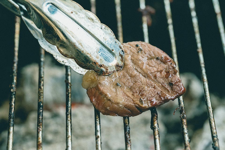 シカ肉は脂身が少ないので、焼き過ぎると硬くなってしまいます。お肉の状態を見ながら、絶妙な焼き加減を探してみましょう。