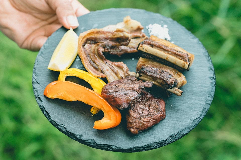 お肉本来の味を楽しむなら、岩塩や海塩などを少し付けて食べるのがおすすめ。においが気になる方は、黒こしょうを合わせてみてください。市販の焼き肉のタレでもOK。気軽にお好みの食べ方でどうぞ。