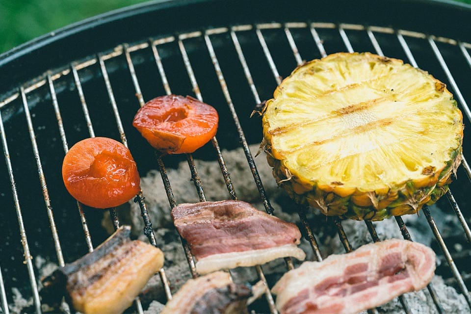  お肉に加熱した果物を合わせると、よりさっぱりと食べられます。写真のネクタリン（左）はシカ肉に、パイナップルは特製サルサにしてイノシシ肉に合わせると◎。他にもプルーン、リンゴ、ナシなどもおすすめ。